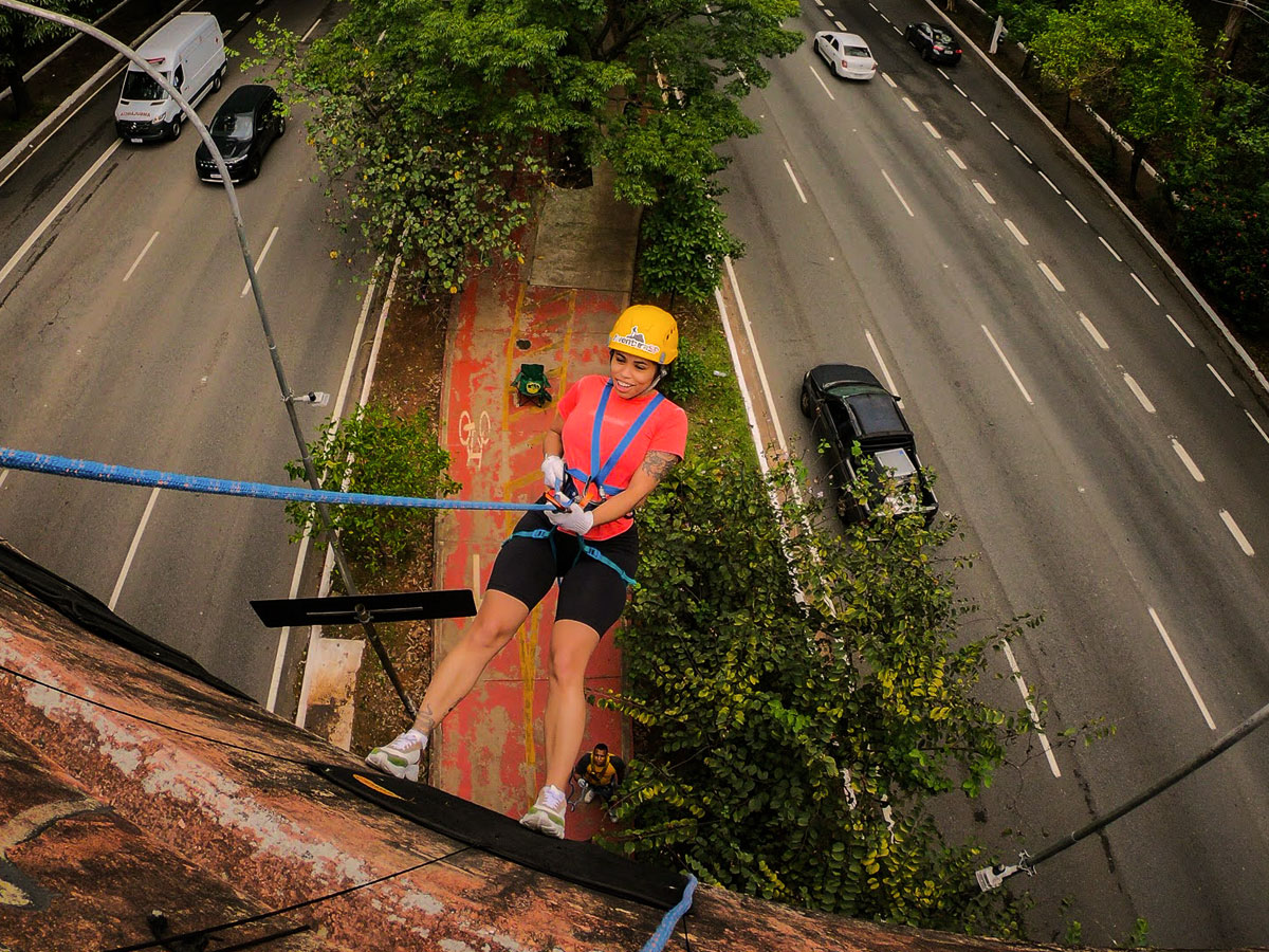 Rapel para iniciantes com descida monitorada