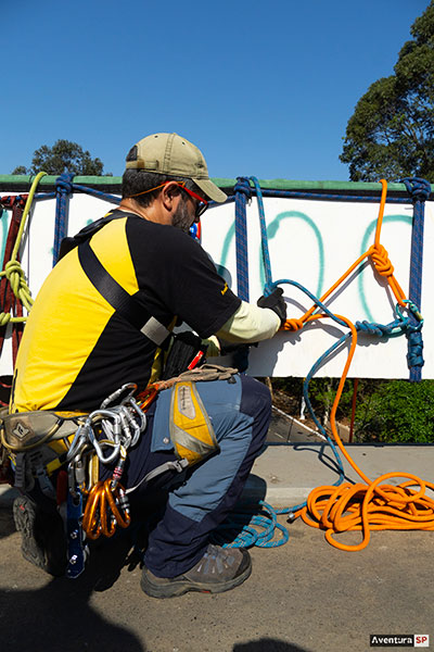 Instrues e treinamento vertical para rapel